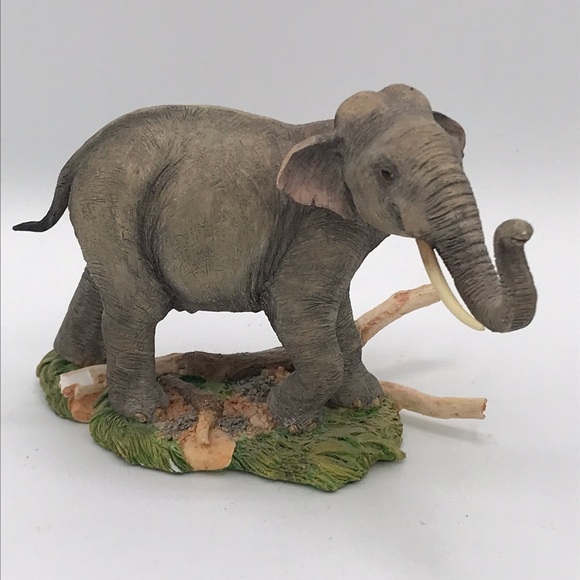 Hand-painted and hand-crafted elephant figurine - Picture 1 of 8
